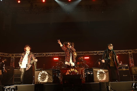 DEZERT「『殺意』 feat. 暁/来夢」パフォーマンス中の様子。