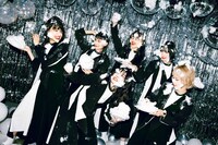 BiSH。右端がモモコグミカンパニー。