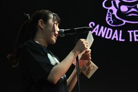 手紙を読み上げる夏芽ナツ。