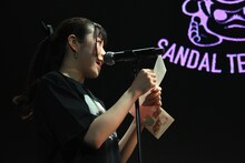 手紙を読み上げる夏芽ナツ。