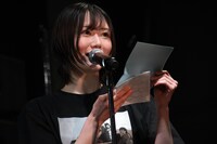 手紙を読み上げる小町まい。