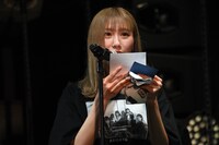 手紙を読み上げる藤井エリカ。