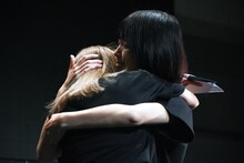 抱き合う藤井エリカと西脇朱音。