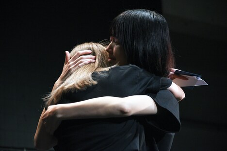 抱き合う藤井エリカと西脇朱音。