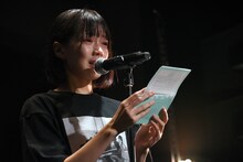 手紙を読み上げる西脇朱音。