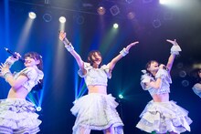 左から小鳥遊るい、水湊みお、岸みゆ。