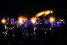 蓮沼執太フィル「V──Vishes 2021──2022」の様子。（撮影：山川哲矢）