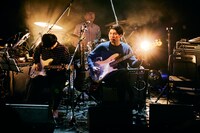 斉藤亮輔（G）、尾嶋優（Dr）、石塚周太（G）。（撮影：山川哲矢）