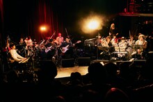 蓮沼執太フィル「V──Vishes 2021──2022」の様子。（撮影：山川哲矢）