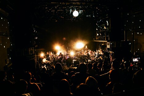 蓮沼執太フィル「V──Vishes 2021──2022」の様子。（撮影：山川哲矢）