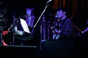 小林うてな（Steelpan）、斉藤亮輔（G）。（撮影：山川哲矢）