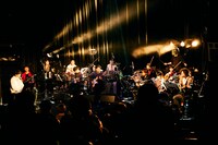 蓮沼執太フィル「V──Vishes 2021──2022」の様子。（撮影：山川哲矢）