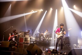 UNISON SQUARE GARDEN×女王蜂、光と影を共鳴させたカウントダウン配信ライブ
