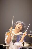 鈴木貴雄（Dr / UNISON SQUARE GARDEN）（Photo by Viola Kam［V'z Twinkle］）