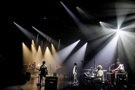 UNISON SQUARE GARDENと女王蜂。（Photo by Viola Kam［V'z Twinkle］）