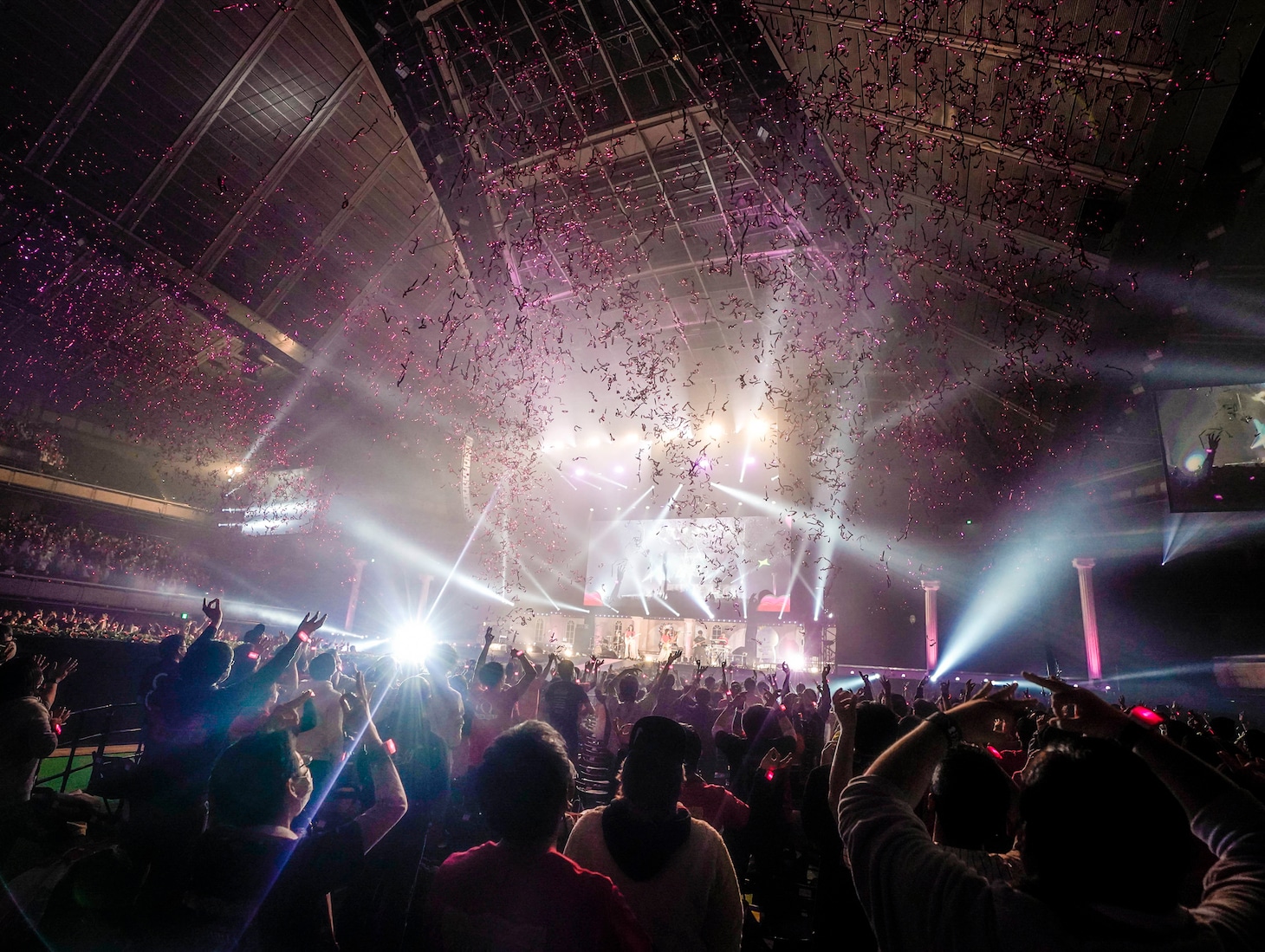 「SILENT SIREN年末スペシャルLIVE TOUR 2021『FAMILIA』」東京体育館公演の様子。