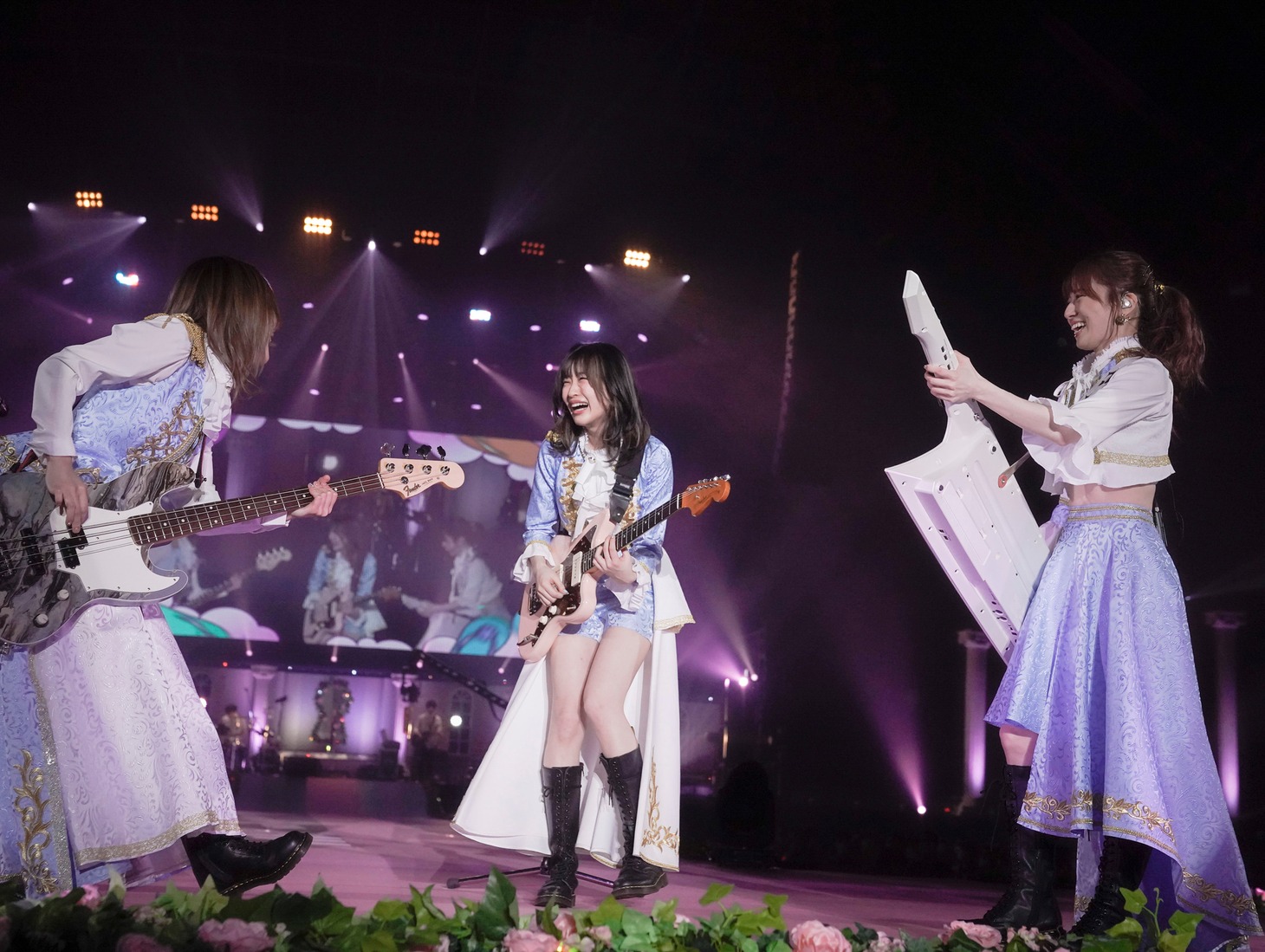 センターステージで演奏するSILENT SIREN。