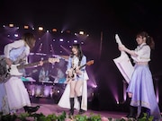 センターステージで演奏するSILENT SIREN。