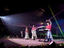 センターステージで演奏するSILENT SIREN。