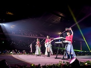 センターステージで演奏するSILENT SIREN。