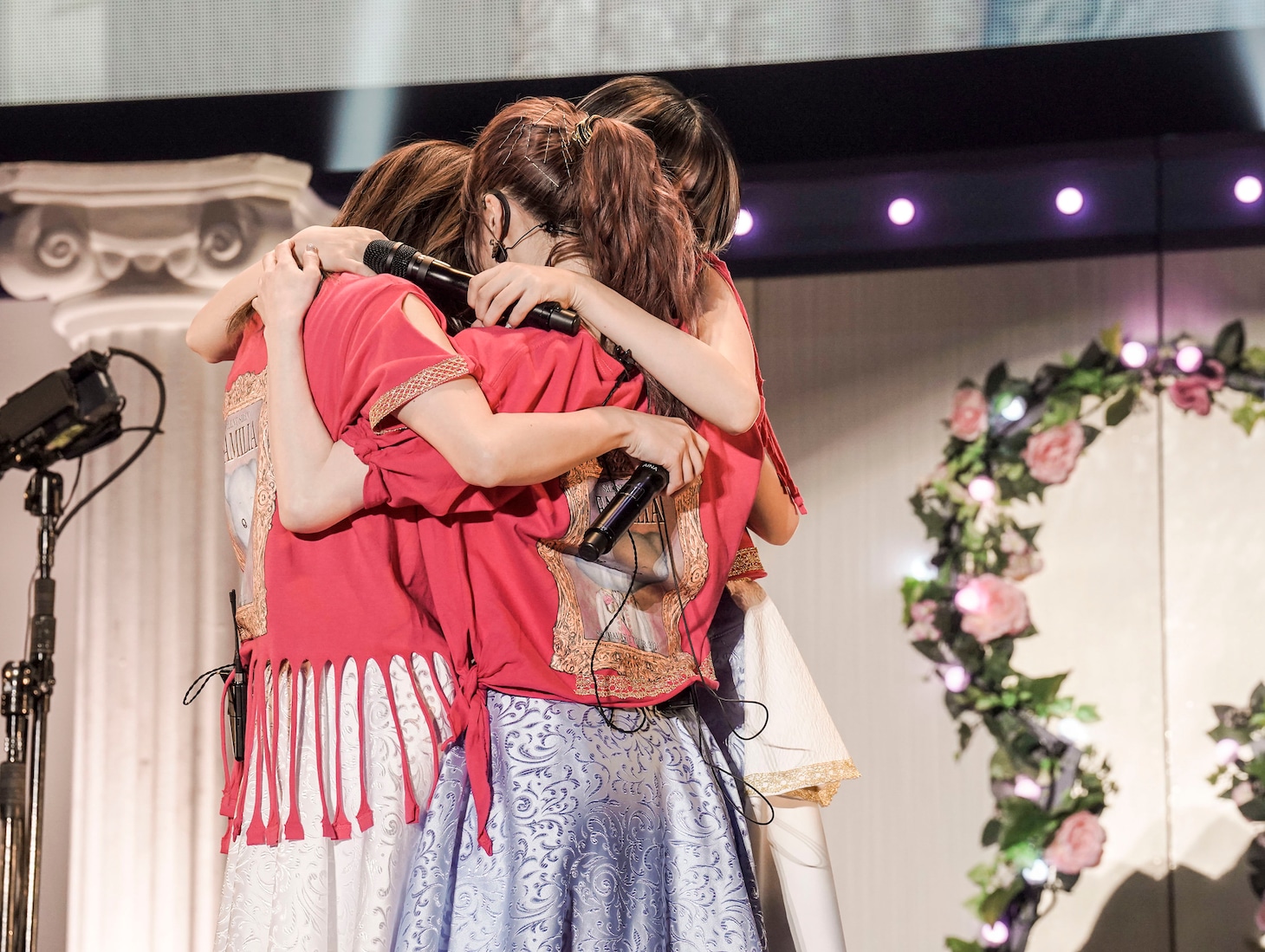 抱き合うSILENT SIRENの3人。