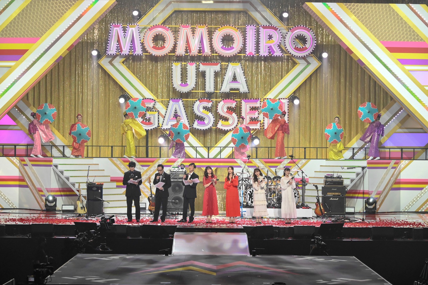 「第5回 ももいろ歌合戦」オープニングの様子。（撮影：高田真希子）