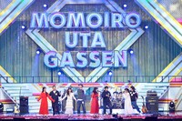 ももクロちゃんと木梨とココリコ遠藤とホリケンとカンニング竹山によるパフォーマンスの様子。（撮影：高田真希子）