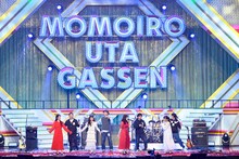 ももクロちゃんと木梨とココリコ遠藤とホリケンとカンニング竹山によるパフォーマンスの様子。（撮影：高田真希子）