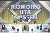 アニソンヒットメドレーより、SUPER★DRAGONによる「Cry Baby」のパフォーマンスの様子。（撮影：高田真希子）