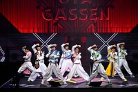 アニソンヒットメドレーより、BOYS AND MEN「ニューチャレンジャー」のパフォーマンスの様子。（撮影：高田真希子）