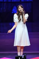 「最強アイドルメドレー2021」より、中森明菜「スローモーション」を歌う玉井詩織。（撮影：高田真希子）