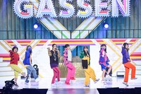 「最強アイドルメドレー2021」より、「U.S.A.」のパフォーマンスの様子。（撮影：高田真希子）