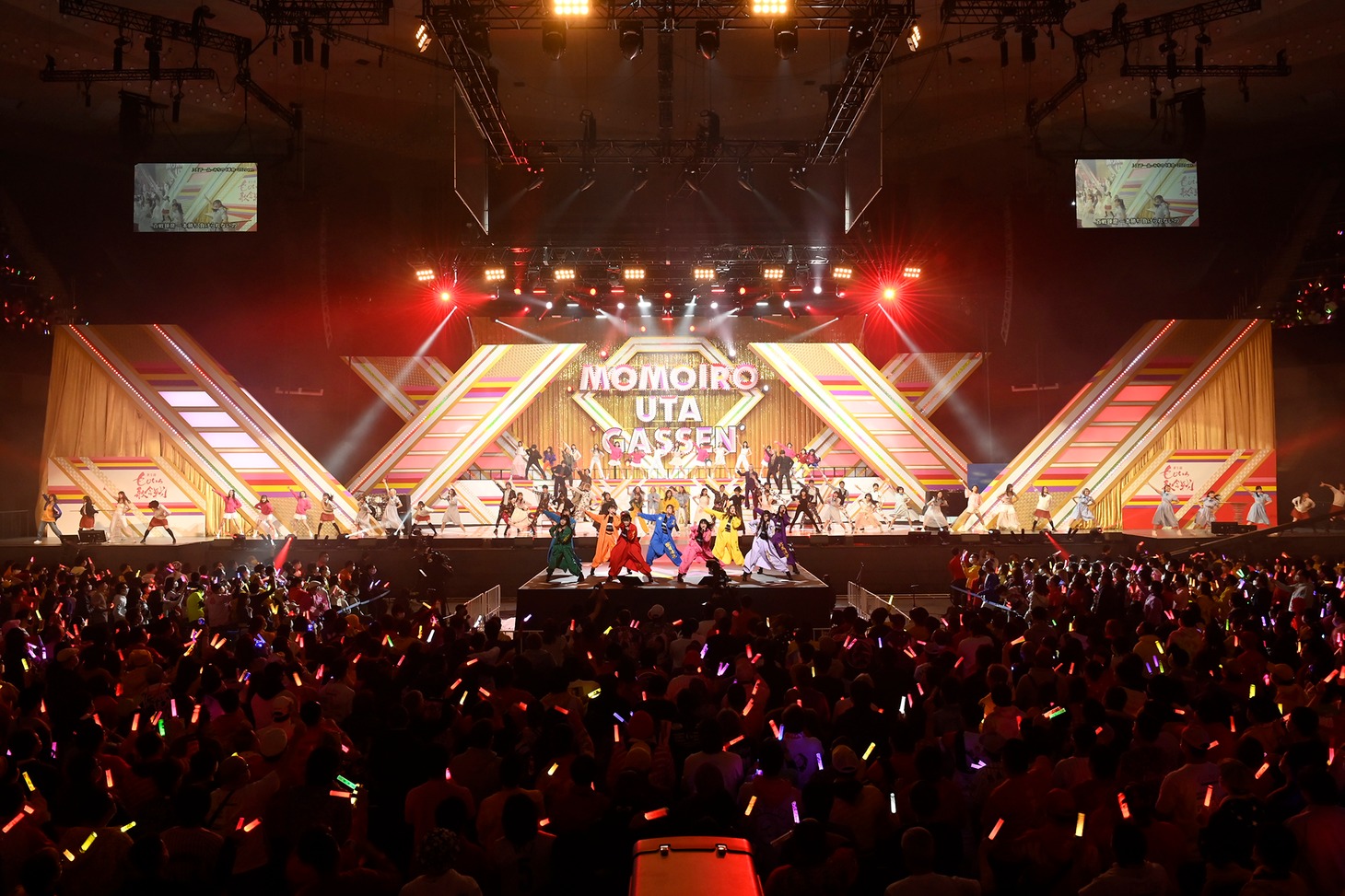 「最強アイドルメドレー2021」より、いぎなり東北産「天下一品 ～みちのく革命～ 2020ver.」のパフォーマンスの様子。（撮影：高田真希子）