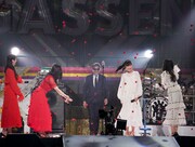 ももいろクローバーZとともにステージに姿を現した舘ひろし。（撮影：上飯坂一）