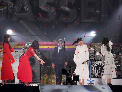 ももいろクローバーZとともにステージに姿を現した舘ひろし。（撮影：上飯坂一）