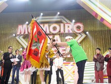 優勝旗を受け取る紅組の玉井詩織。（撮影：上飯坂一）