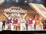 「三百六十五歩のマーチ」を歌う水前寺清子と出演者たち。(撮影:上飯坂一)