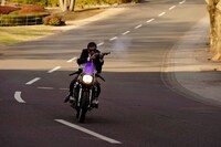 バイクに乗りながらショットガンを撃つ舘ひろし。（撮影：上飯坂一）