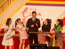 ももいろクローバーZと田中将大投手。（撮影：上飯坂一）