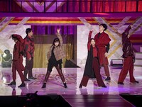 s**t kingzとパフォーマンスする佐々木彩夏、玉井詩織。（撮影：上飯坂一）