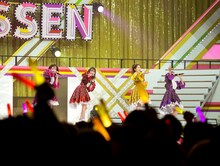 ももいろクローバーZによるライブの様子。（撮影：上飯坂一）