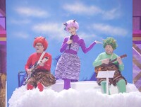 仲本工事、高城れに、高木ブーによるユニット・イナズマこぶたランド。（撮影：上飯坂一）