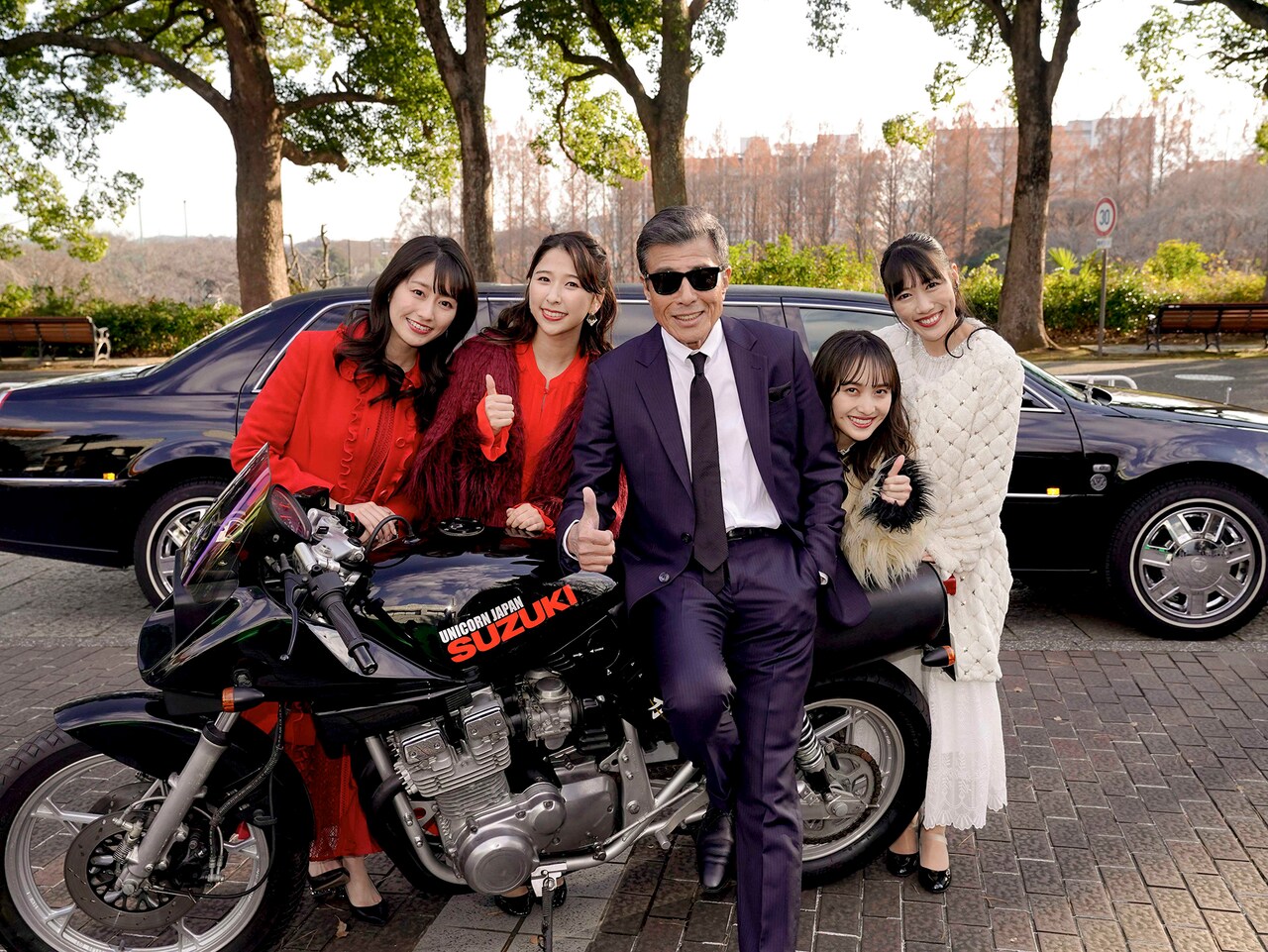 舘ひろしとももいろクローバーZ。（撮影：上飯坂一） - ももクロ