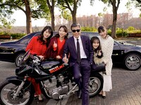 舘ひろしとももいろクローバーZ。（撮影：上飯坂一）