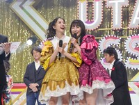 紅組の勝利を喜ぶ玉井詩織と佐々木彩夏。（撮影：上飯坂一）