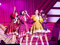 ももいろクローバーZによるライブの様子。（撮影：上飯坂一）