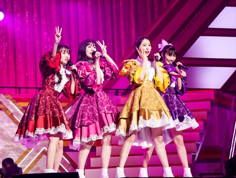 ももいろクローバーZによるライブの様子。（撮影：上飯坂一）