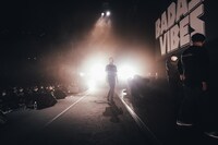 ステージにマイクを置いて去るKOHH。（撮影：cherry chill will.）