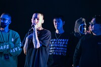 KOHHと仲間たち。（撮影：岸田哲平）