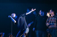 KOHHと仲間たち。（撮影：岸田哲平）